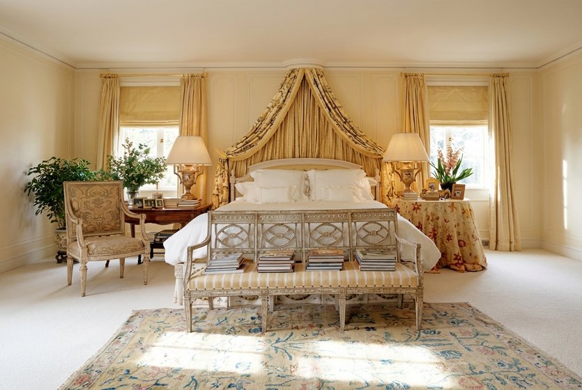 Traditional bedroom