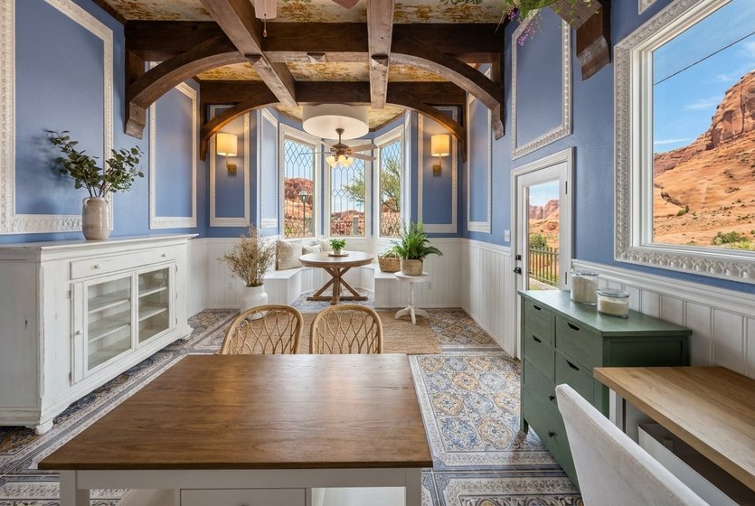 sala da pranzo in stile Mediterraneo