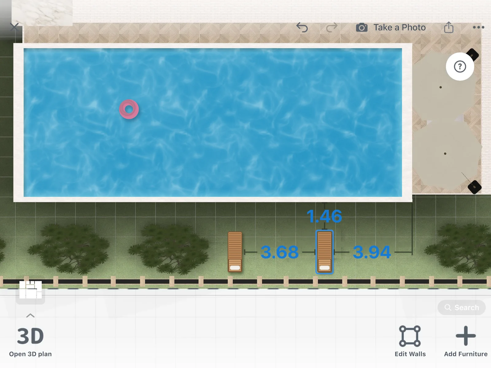 Two sun loungers on the 2D plan of a yard; one is selected, with its distance markers: 1.46 m to the edge of the pool, 3.68 m to the other lounger and 3.94 m to the end of the pool